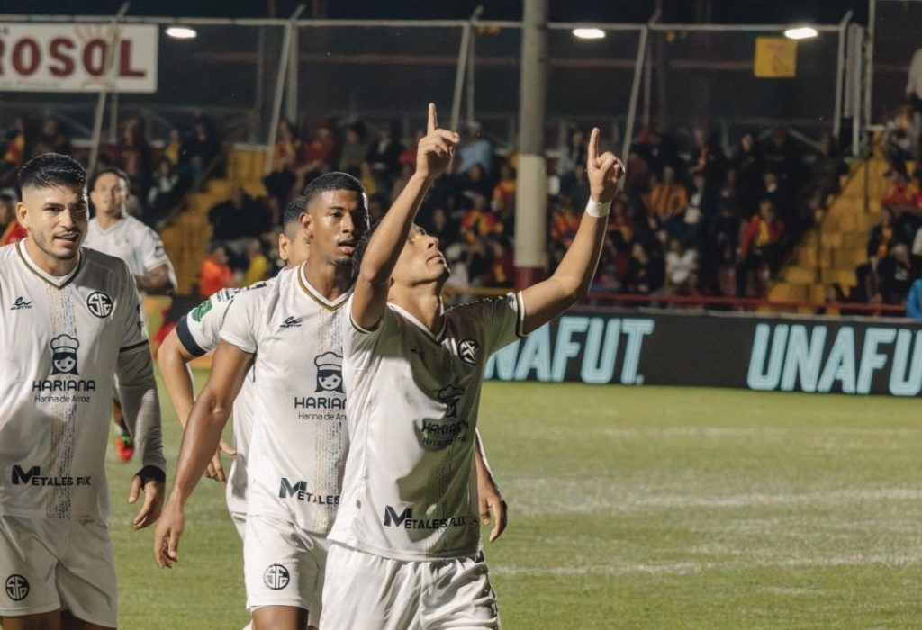 Sporting golea a Herediano en Santa Bárbara