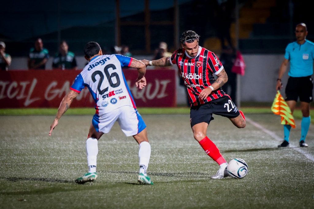 Alajuelense cae de manera sorpresiva en El Salvador