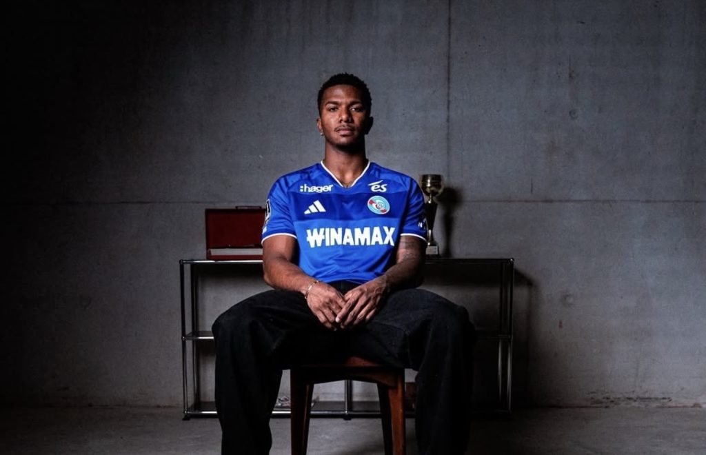 Jeyland Mitchell fue presentado por su nuevo club