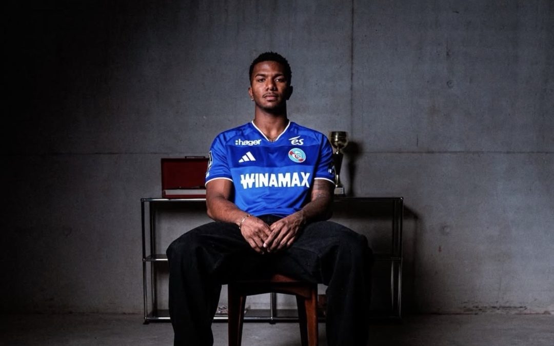 Jeyland Mitchell fue presentado por su nuevo club