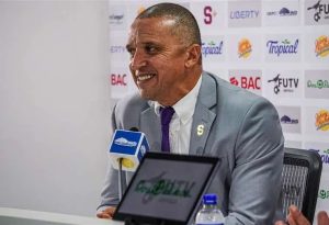 Erick Lonnis expresa su molestia con el arbitraje