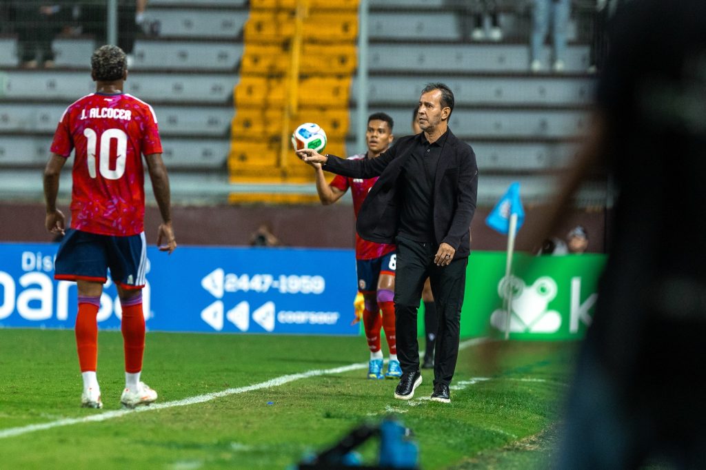 ¿Fedefútbol cambia itinerario para proteger a técnico Fernando Batista?